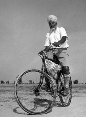 Homem sikh pedala tranquilamente com seu turbante
