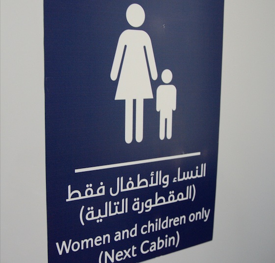 Sinalização do trem para mulheres e crianças em Dubai Foto: Philipp Hamedl
