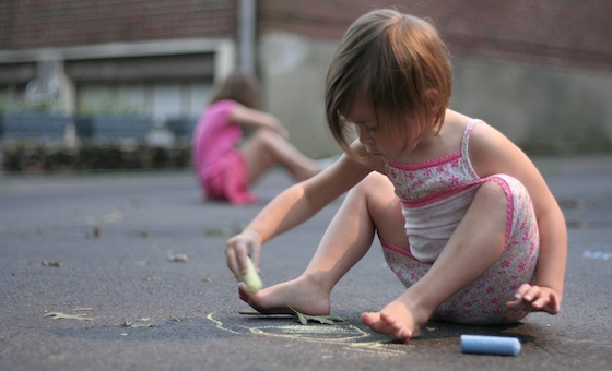 Crianças usa giz na rua - foto: Patrick