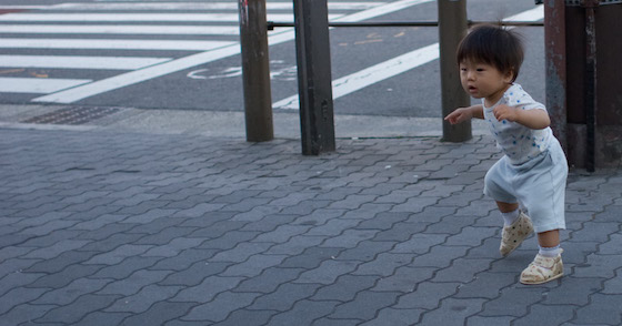 Um bebê na calçada - foto: yoshiyasu nishikawa