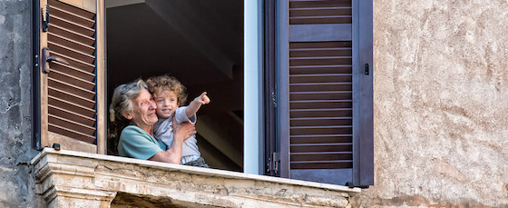 Criança e avó na janela e Roma - foto: Greg Ness