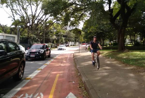 Pai ciclista prefere a calçada. foto via Mapillary