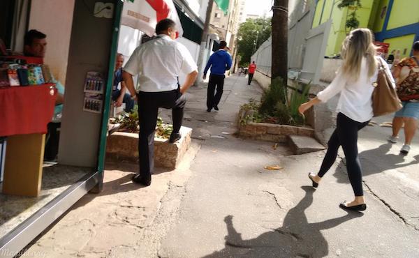 Barreiras para pedestres em travessa - foto via Mapillary