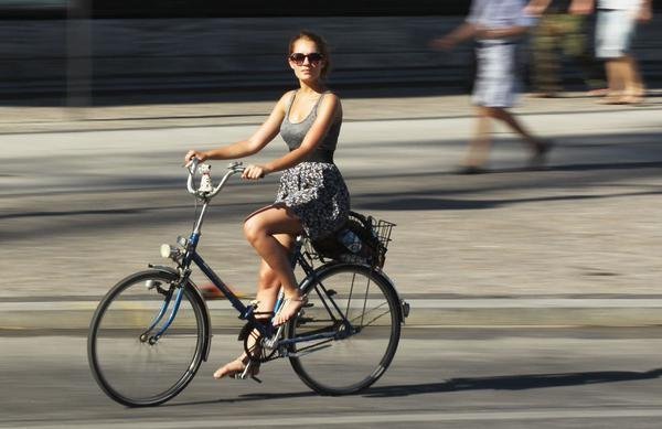 mulher-desliza-bicicleta