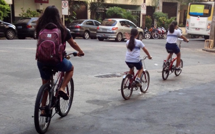 mae-filhas-bicicleta-escola